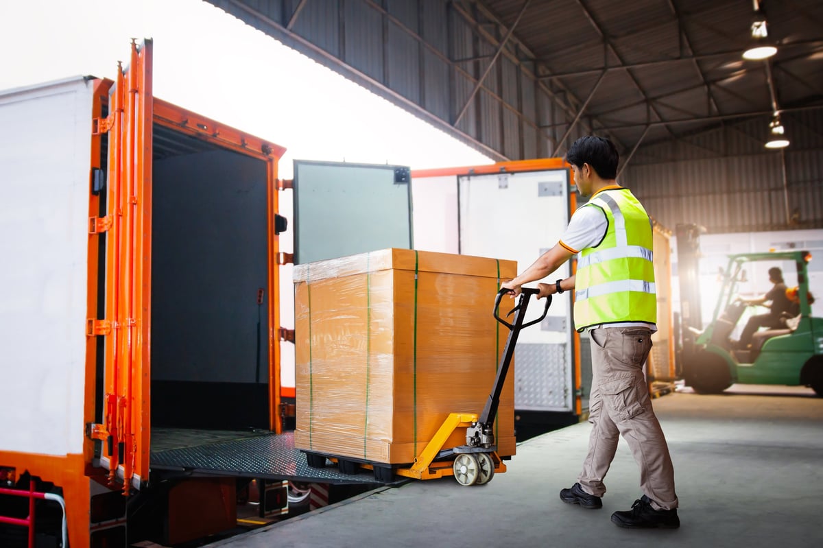 Logistiek magazijn met medewerkers