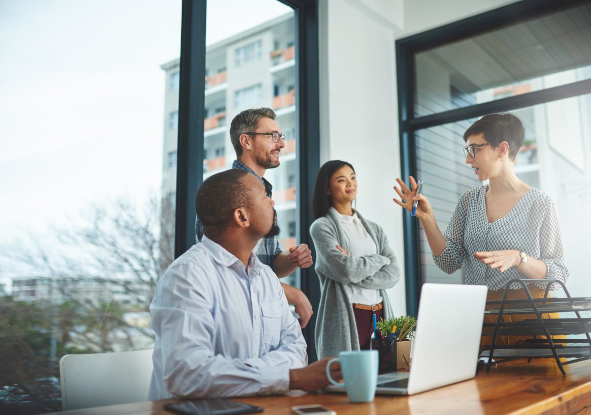 People Flex team in gesprek in een modern kantoor