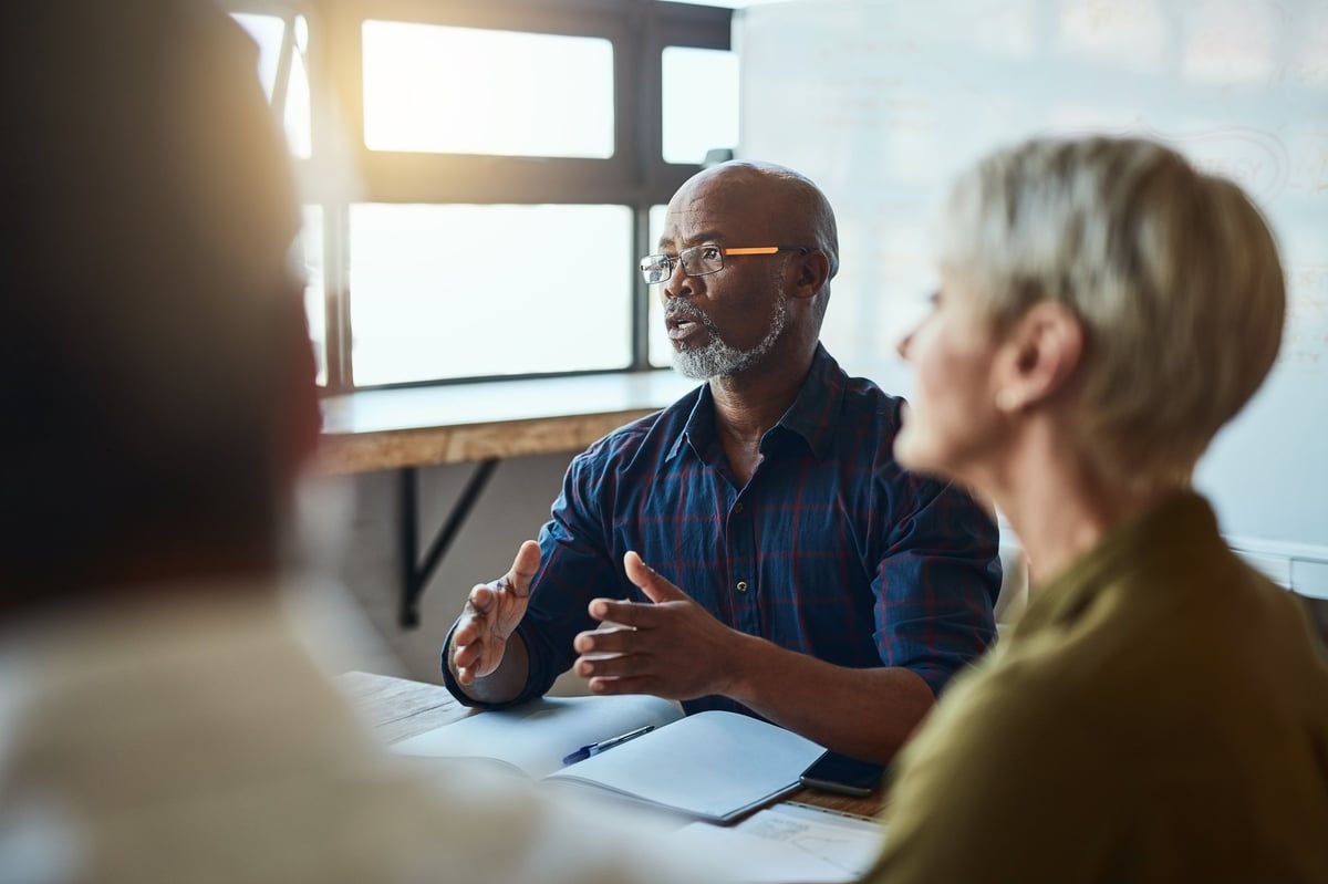 Het People Flex team in gesprek op kantoor